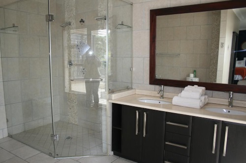 Africa Paradise Airport Guest Lodge buitenkant badkamer